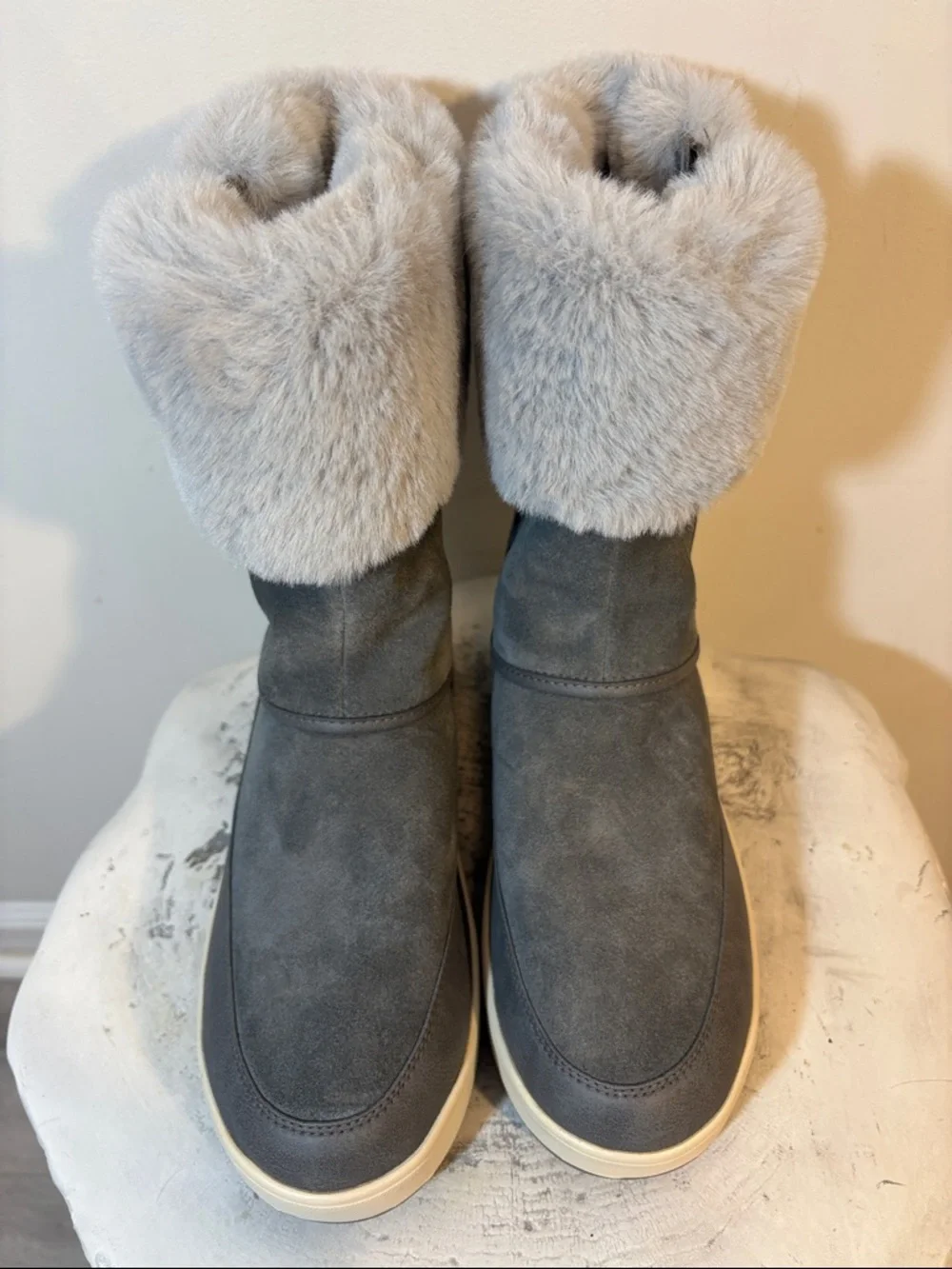 Koolaburra by UGG Women's Grey Faux Fur Trim Tynlee Fashion Boots With The Fur!